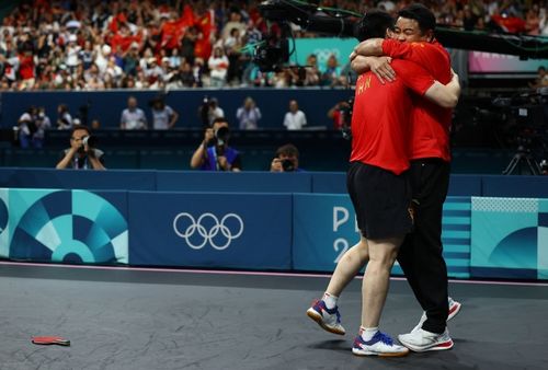 王皓抱起樊振東,球拍為何敢放地上 多虧王楚欽,團體賽賽程出爐